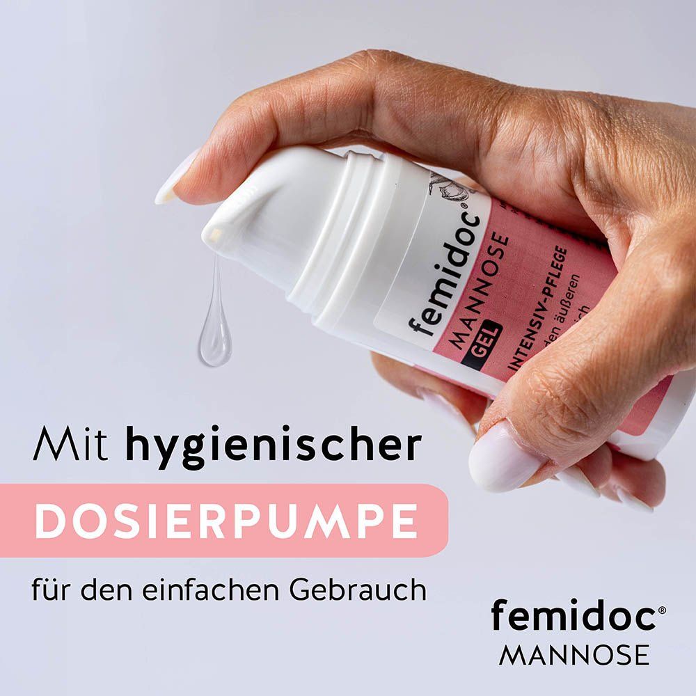 Hand hält Flasche femidoc® Mannose Gel. Text: Mit hygienischer Dosierpumpe für den einfachen Gebrauch.