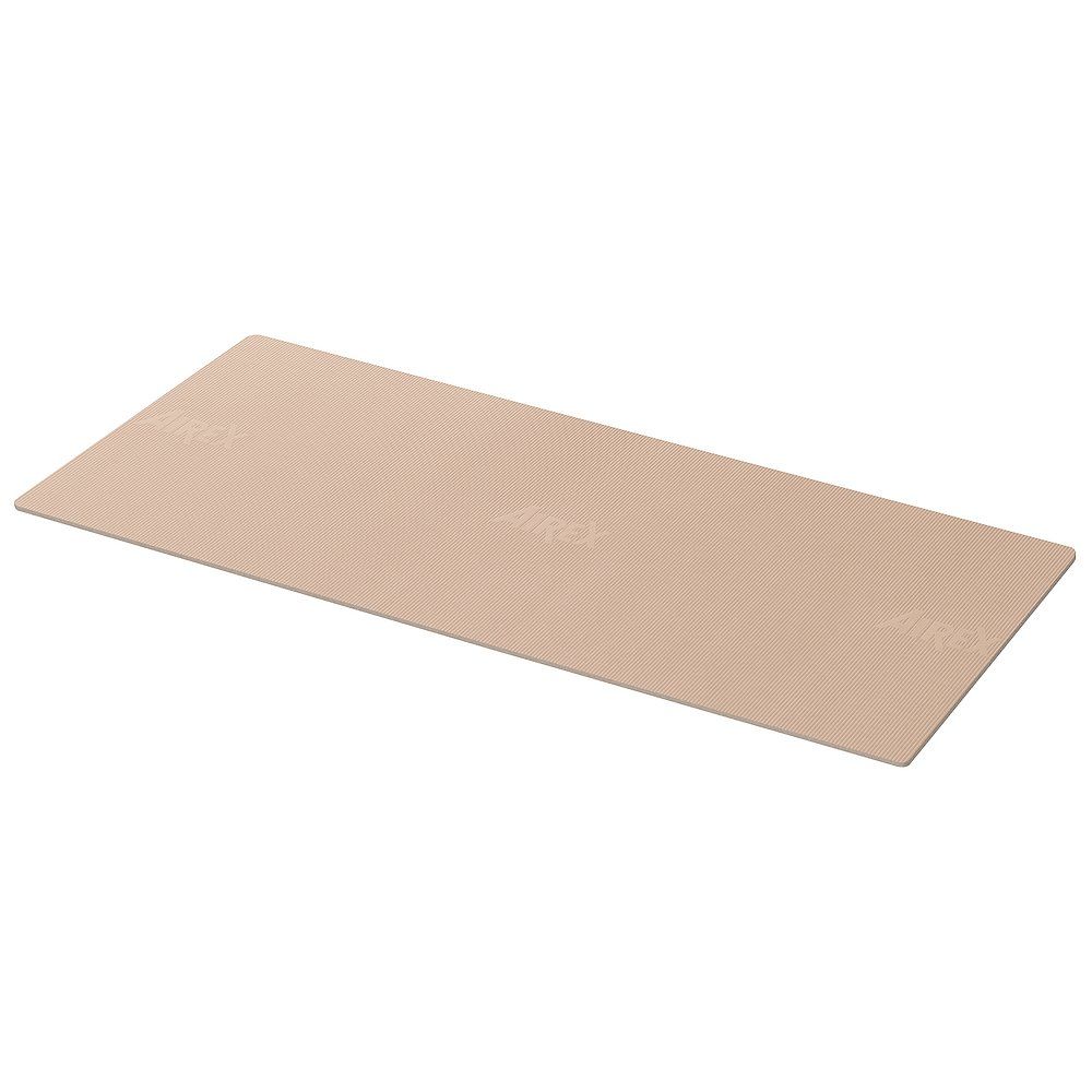 Beige Gymnastikmatte mit gerippter Oberfläche, schräg von vorne gezeigt.