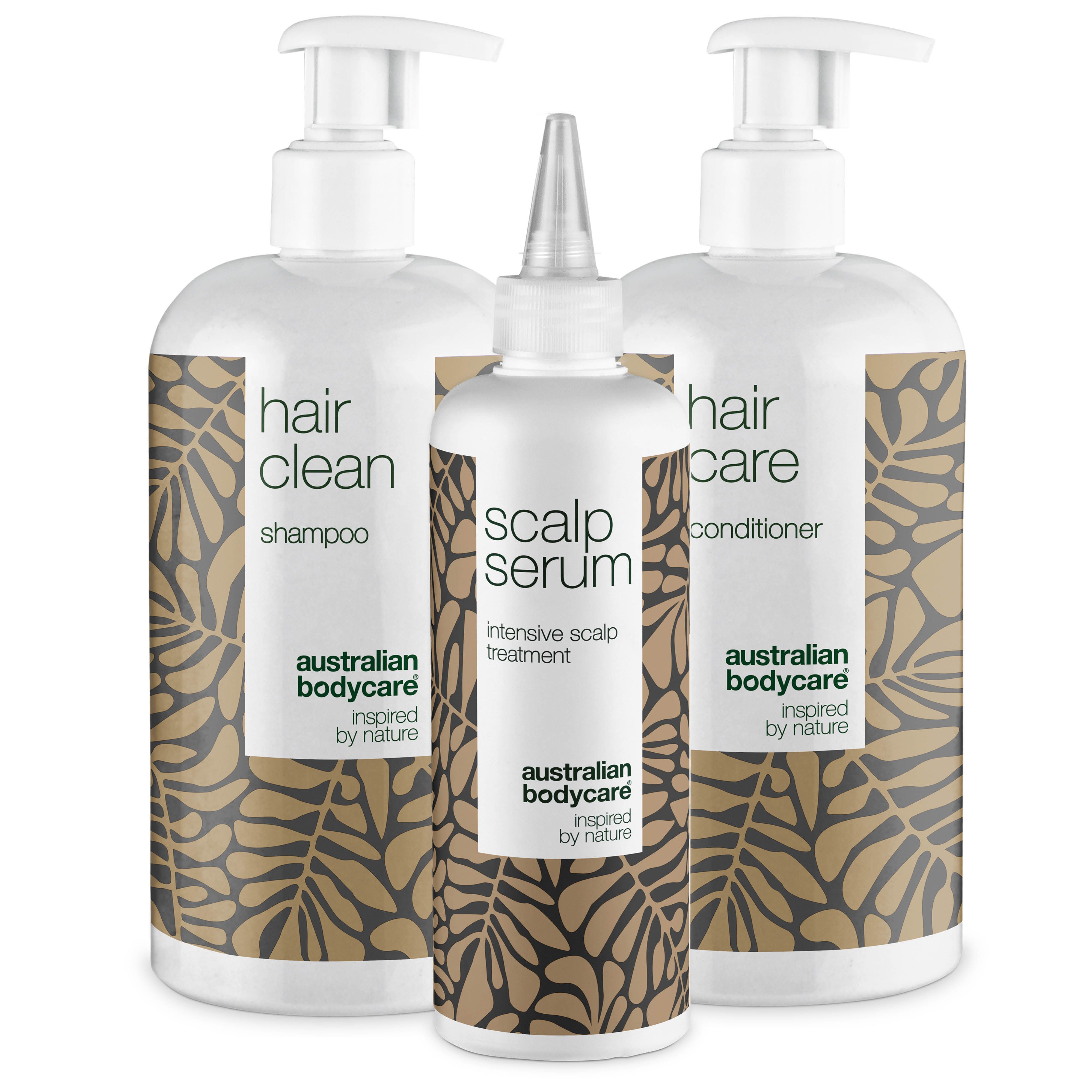 Drei weiße Flaschen mit Etiketten. Shampoo, Conditioner und Kopfhautserum. Marke: Australian Bodycare.