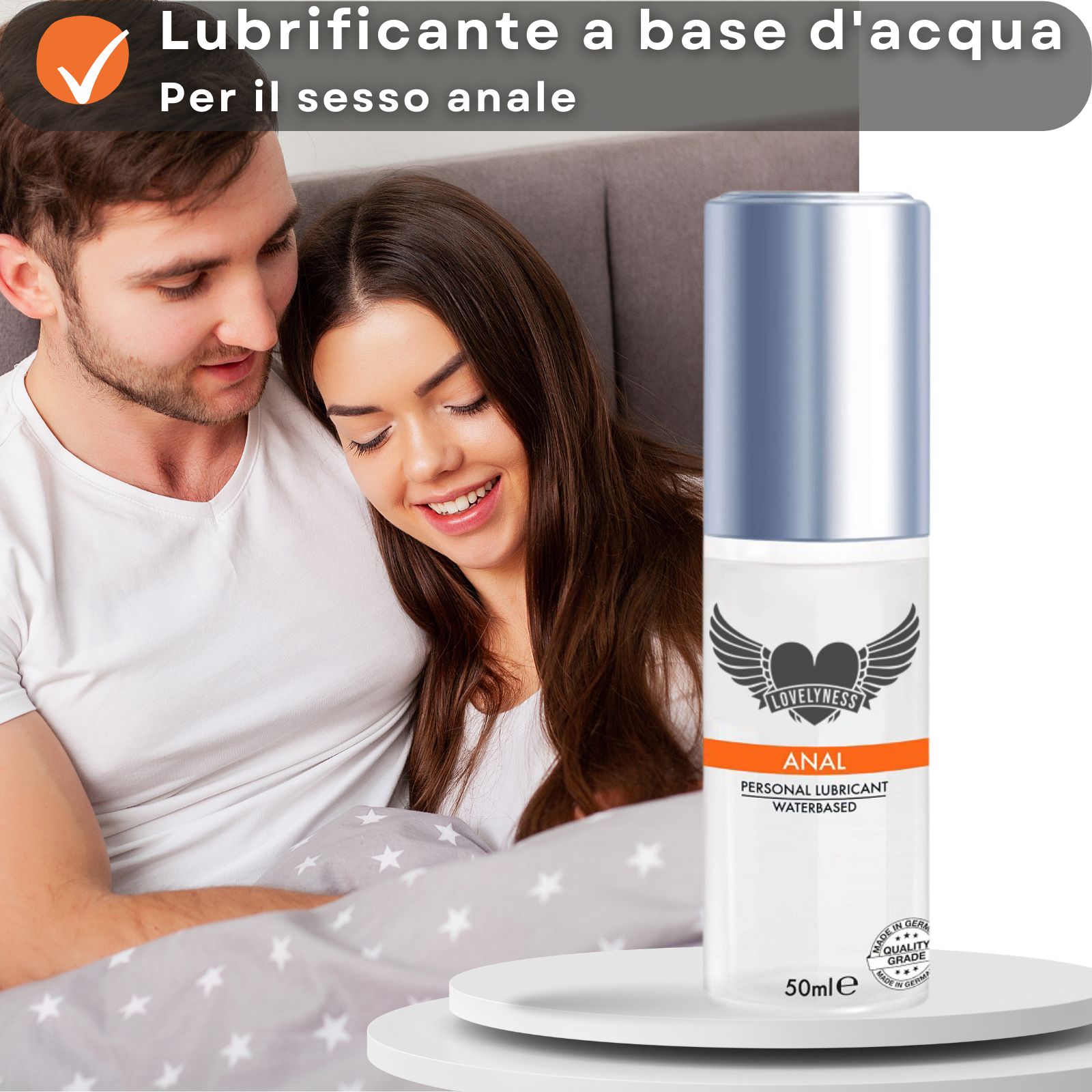 Gleitgel-Flasche mit Text: ANAL, Wasserbasis. Paar im Bett. Hintergrund: Haut.