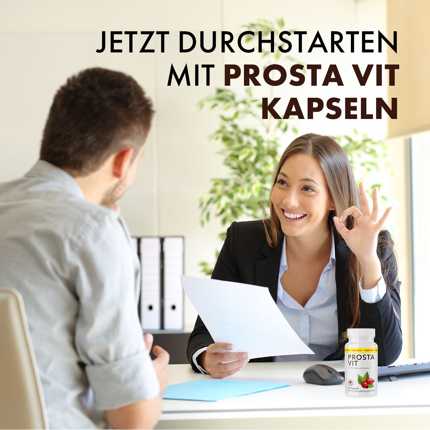 Mann und Frau im Büro. Frau zeigt Ok-Zeichen. Auf dem Tisch: Prosta Vit Kapseln. Text: JETZT DURCHSTARTEN MIT PROSTA VIT KAPSELN.