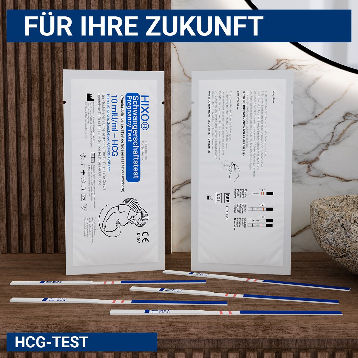 Verpackungen und Teststreifen. Aufdrucke: HIXO, 10 mIU/ml HCG. Text: HCG-Test. Hintergrund: Holzoberfläche, Spiegel.