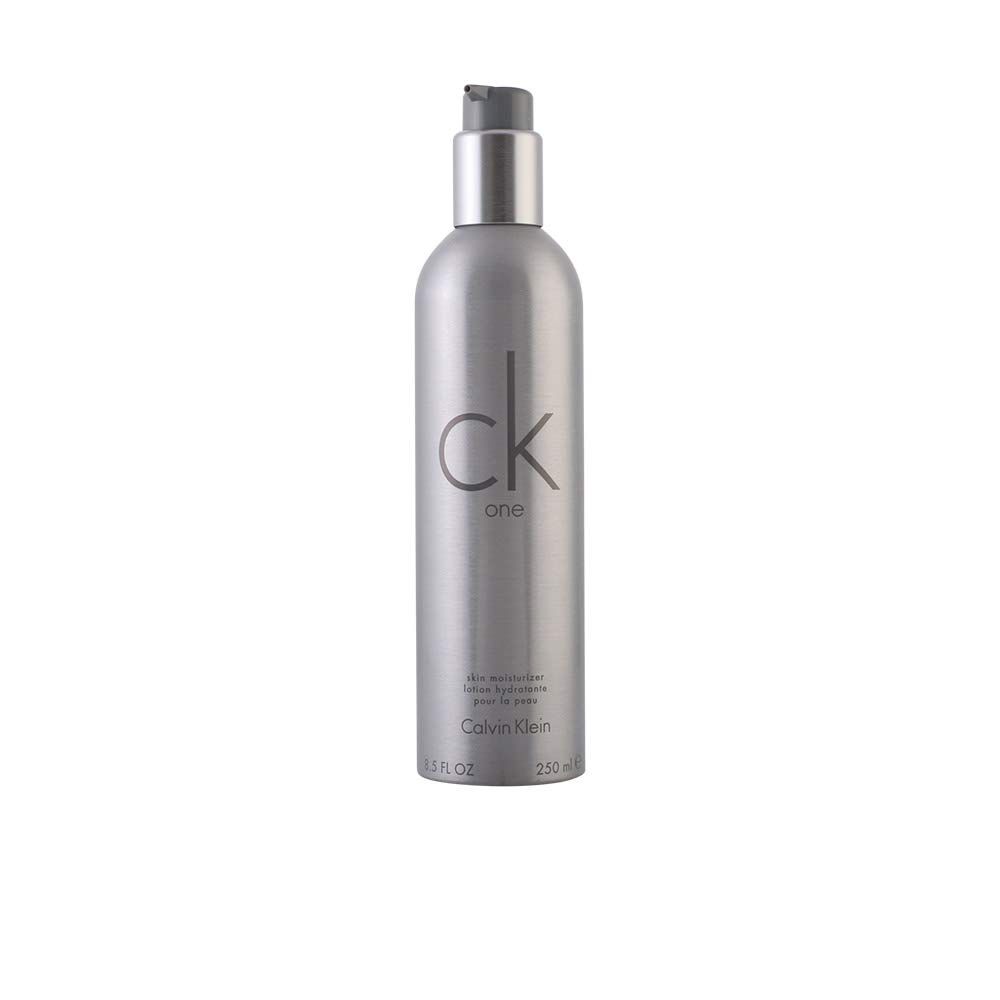Silberne Flasche mit Pumpe. Aufschrift: ck one, Calvin Klein. Enthält 250 ml Lotion.