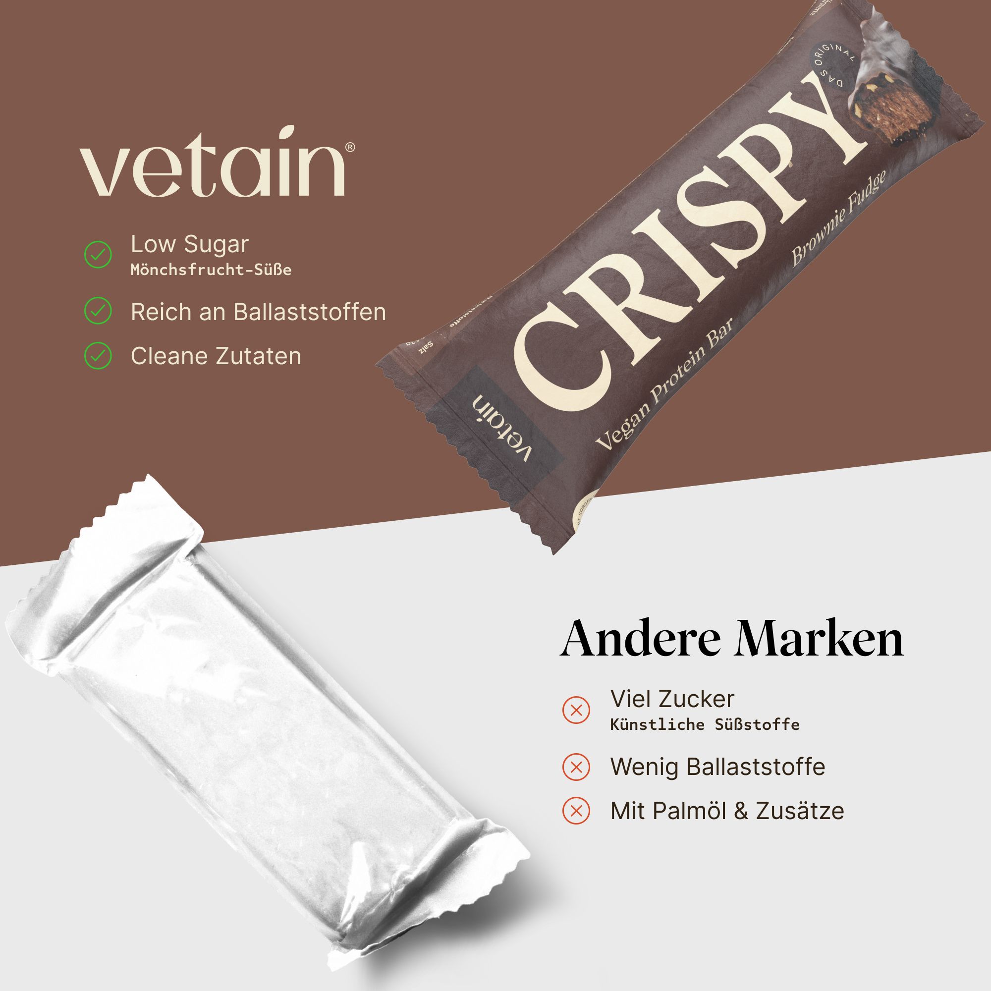 Proteinriegel und Verpackung. Aufschrift: CRISPY Vegan Protein Bar, Brownie Fudge. Text: Low Sugar, Reich an Ballaststoffen, Cleane Zutaten.