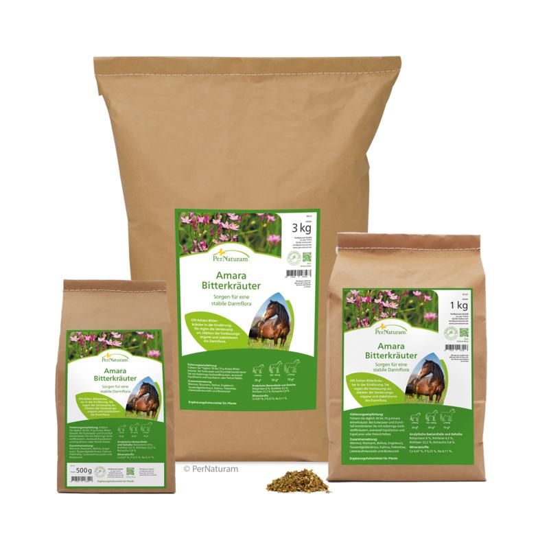 Verschiedene Beutel mit grün-weißem Etikett. Aufschrift: Amara Bitterkräuter. Größen: 500g, 1kg, 3kg. Braune Papiertüten.