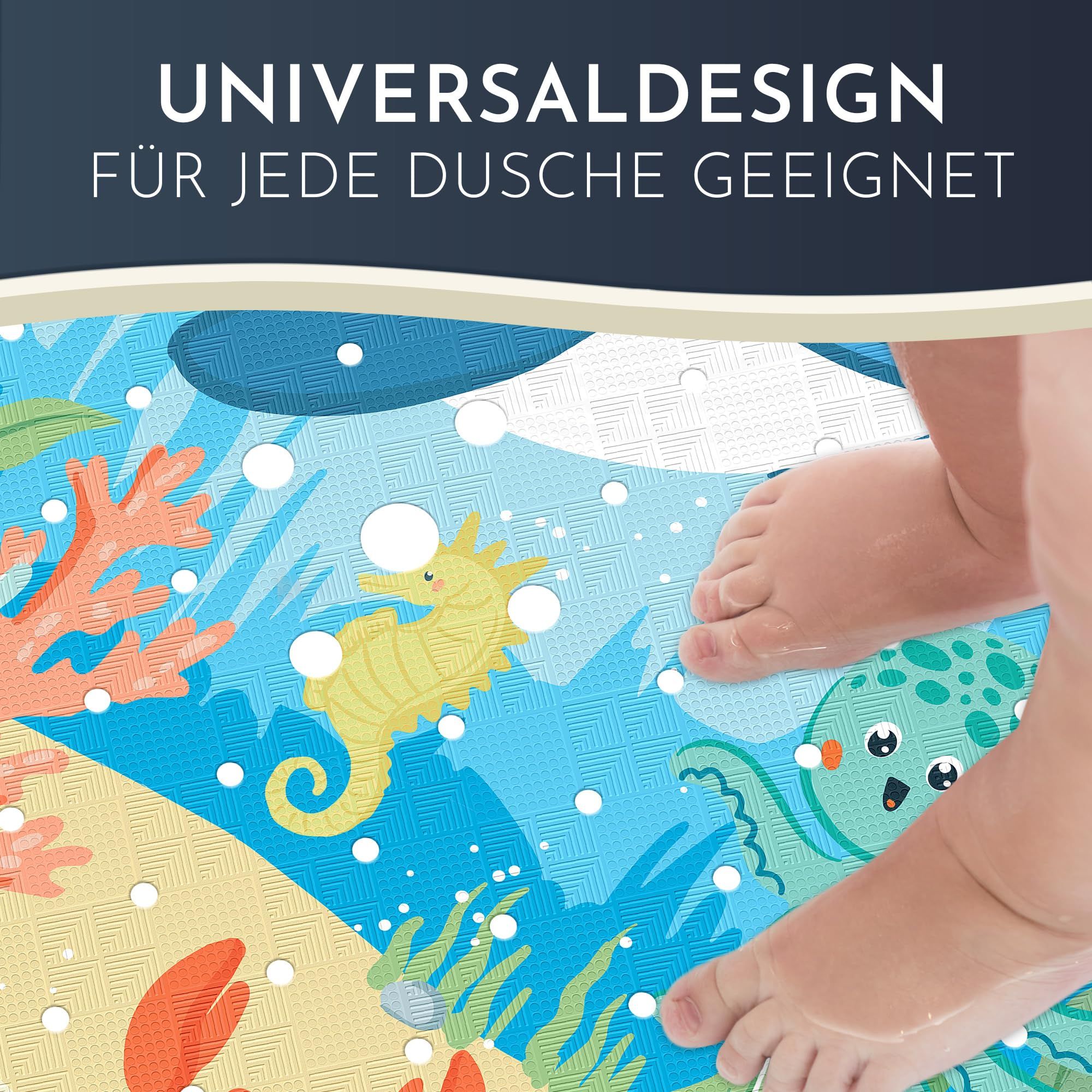Duschmatte mit Unterwasser-Design. Füße im Bild. Text: UNIVERSALDESIGN FÜR JEDE DUSCHE GEEIGNET.