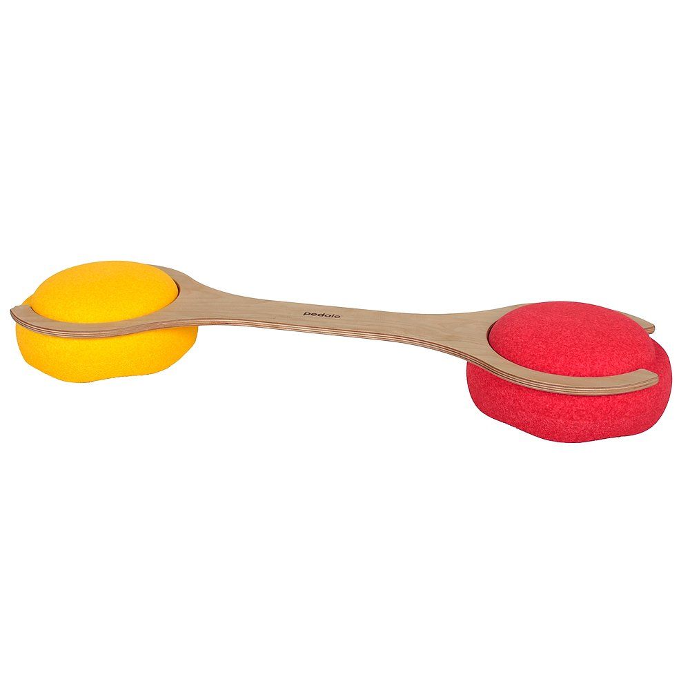 Holz-Balanciersteg mit zwei runden, gepolsterten Auflagen in Gelb und Rot. Logo 'pedalo' sichtbar.