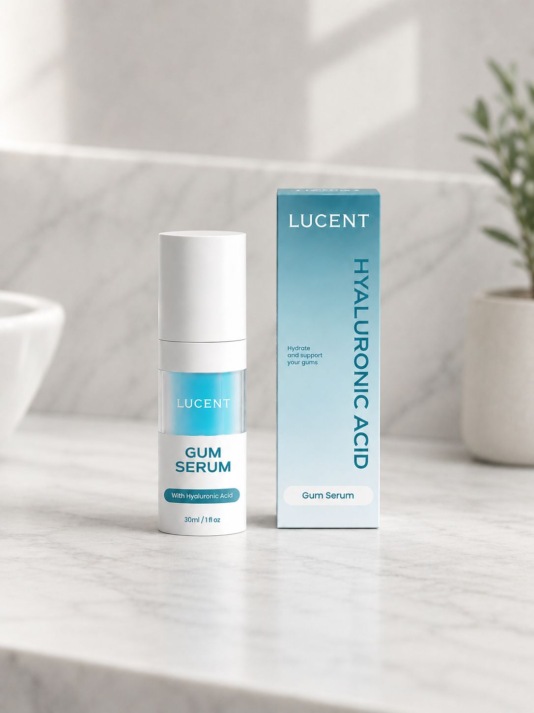 Zahnfleischserum-Flasche und Schachtel. Flasche mit blauem Serum, weißem Deckel. Schachtel mit Schriftzug "LUCENT" und "HYALURONSÄURE".
