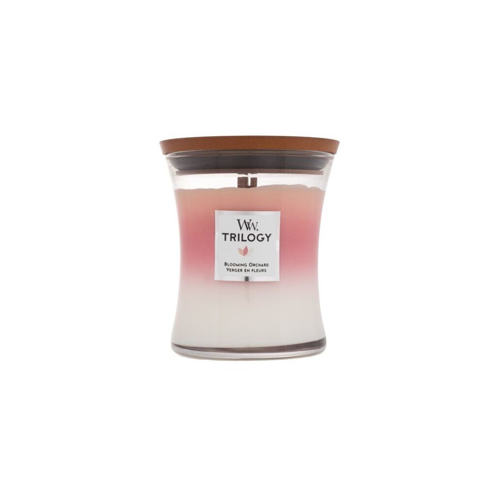 Duftkerze mit Holzdeckel. Dreifarbiger Wachs: Weiß, Rosa und Hellrosa. Aufschrift: Trilogy, Blooming Orchard, Parfum de Fleurs.