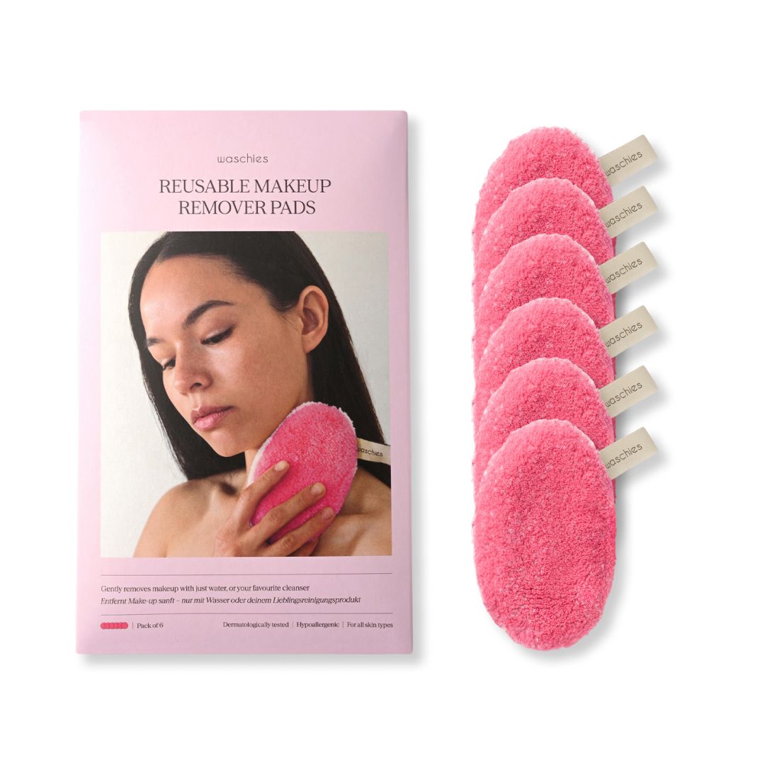 Verpackung mit 6 rosa Abschminkpads. Text: Reusable Makeup Remover Pads. Waschies. Frau verwendet Pad. Pink Edition.