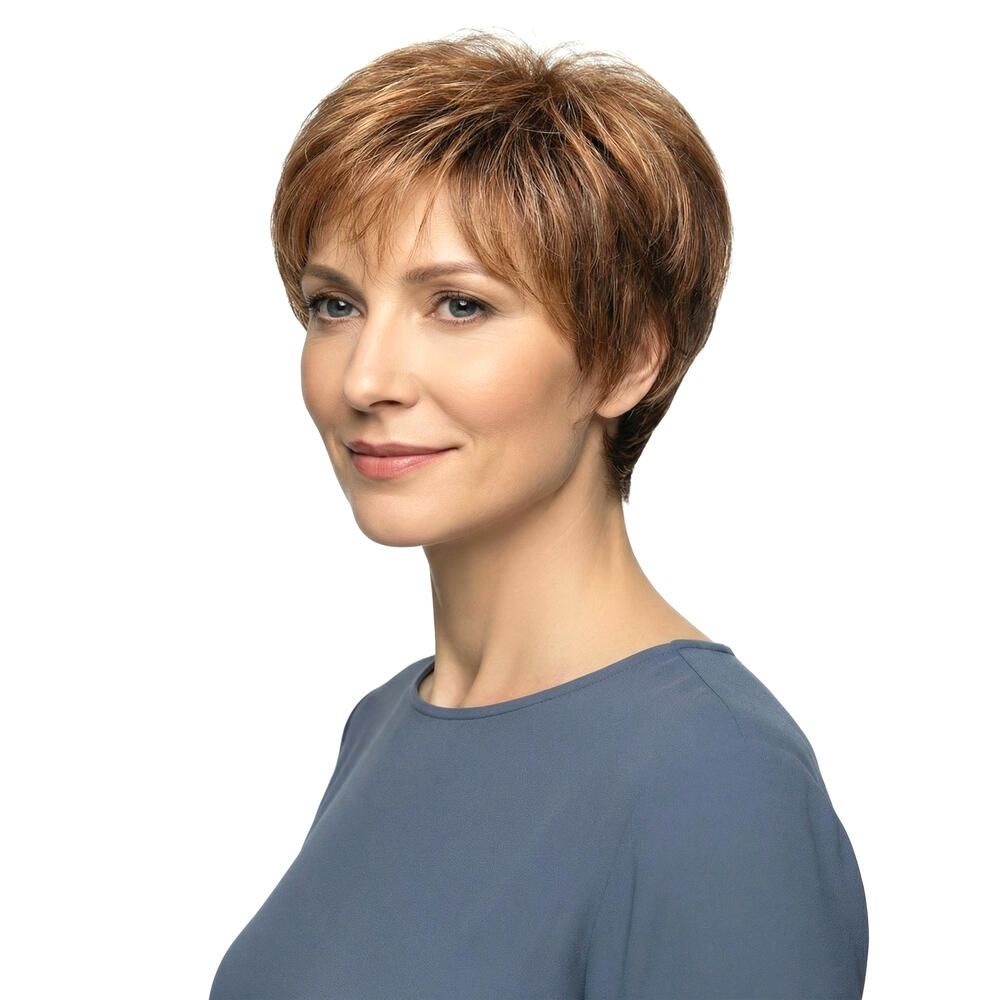 Kurzhaarperücke in Braun- und Blondtönen. Die Perücke bedeckt den Kopf einer Frau, die einen blauen Pullover trägt.