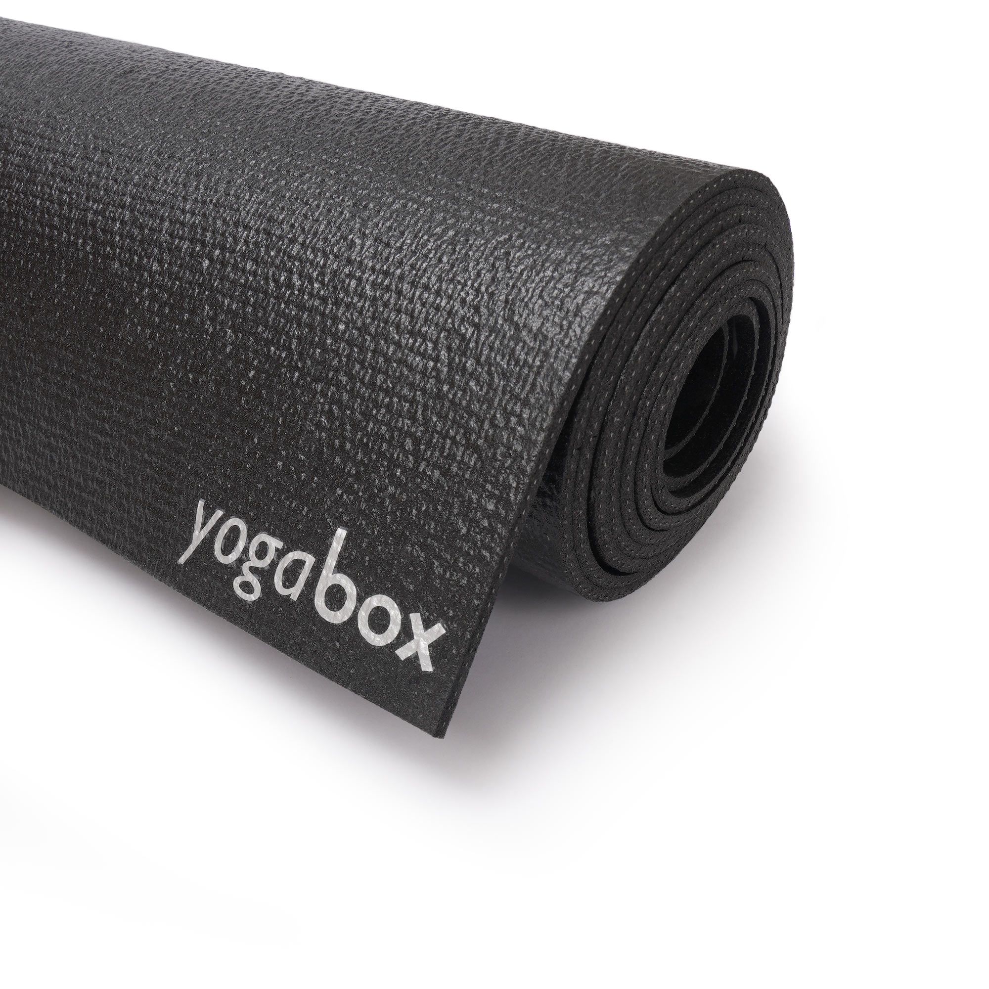 Schwarze Yogamatte mit aufgerolltem Ende. Logo 'yogabox' seitlich aufgedruckt. Texturierte Oberfläche.