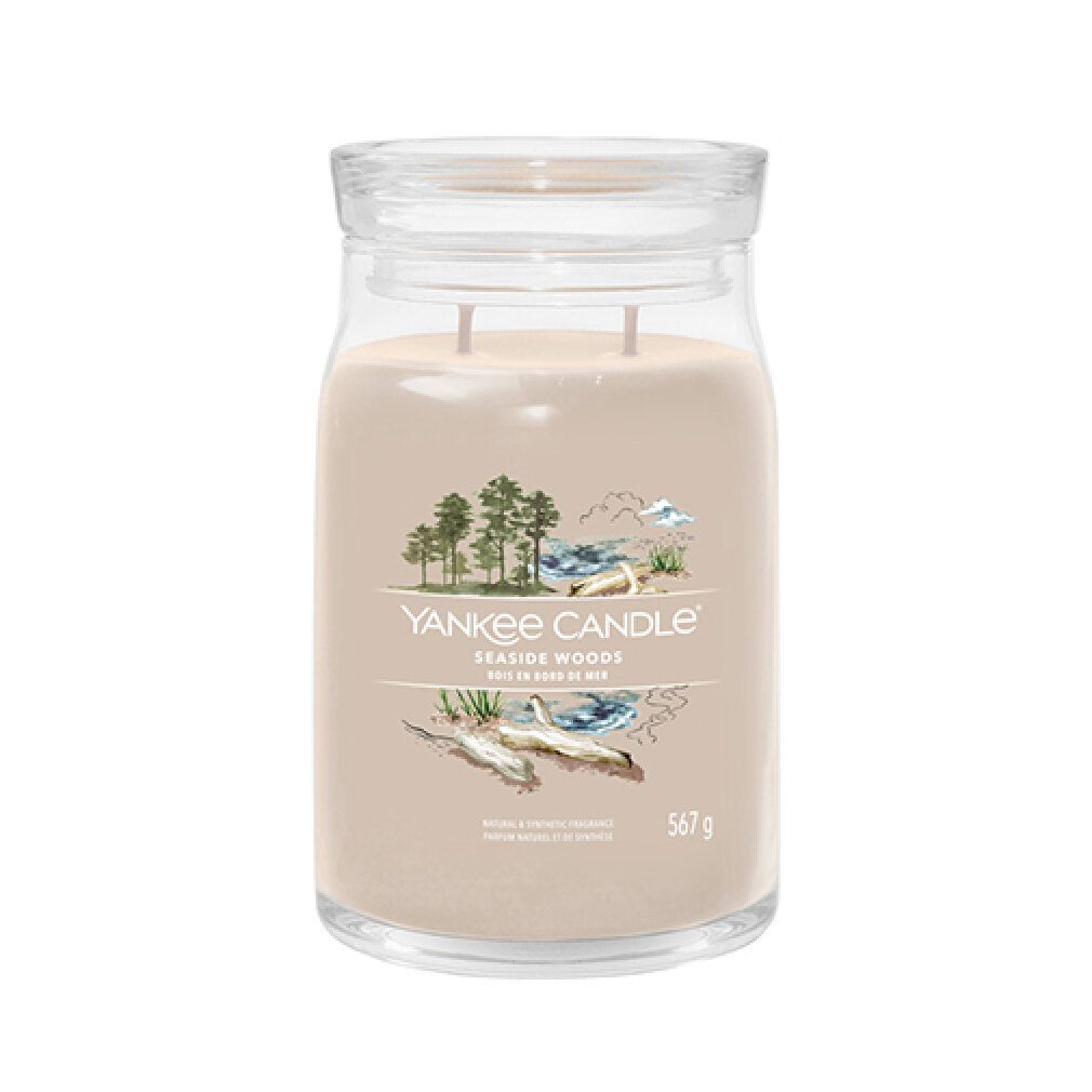 Glasbehälter mit Deckel, cremefarbenem Inhalt und Etikett. Aufschrift: Yankee Candle Seaside Woods, 567 g.