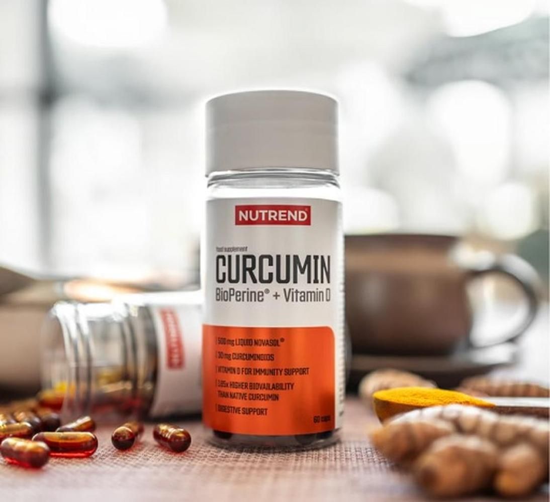 Nahrungsergänzungsmittel in einer transparenten Flasche mit weißem Deckel. Aufschrift: Curcumin, Bioperine + Vitamin D. Marke: Nutrend.