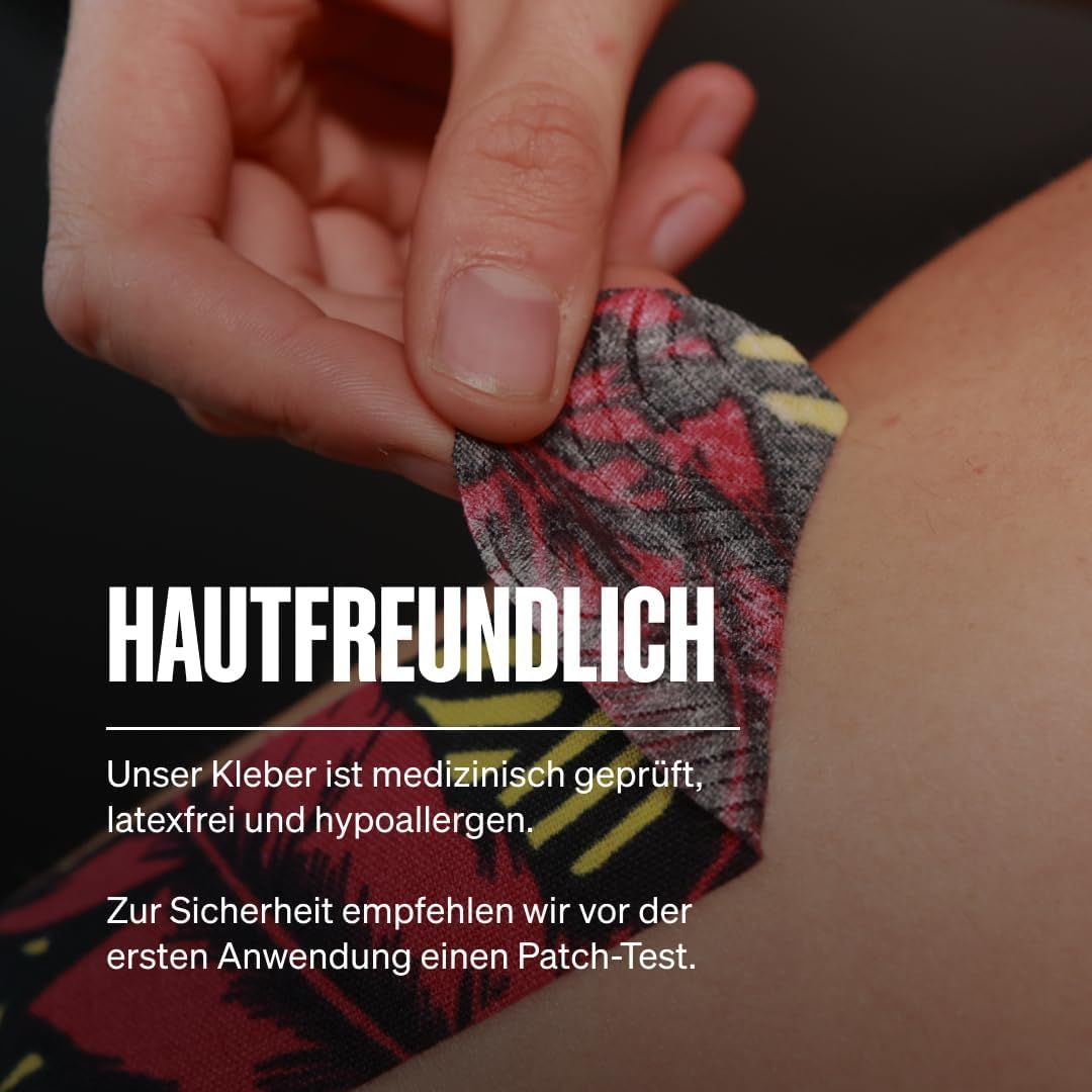 Hand zieht Kinesiologie Tape mit Blattmuster von der Haut ab.