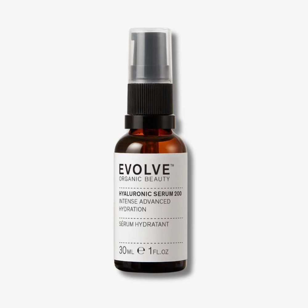 Braune Glasflasche mit schwarzem Zerstäuber. Aufkleber mit Text: Evolve, Hyaluronic Serum 200, Intense Advanced Hydration, Sérum Hydratant. 30ml.