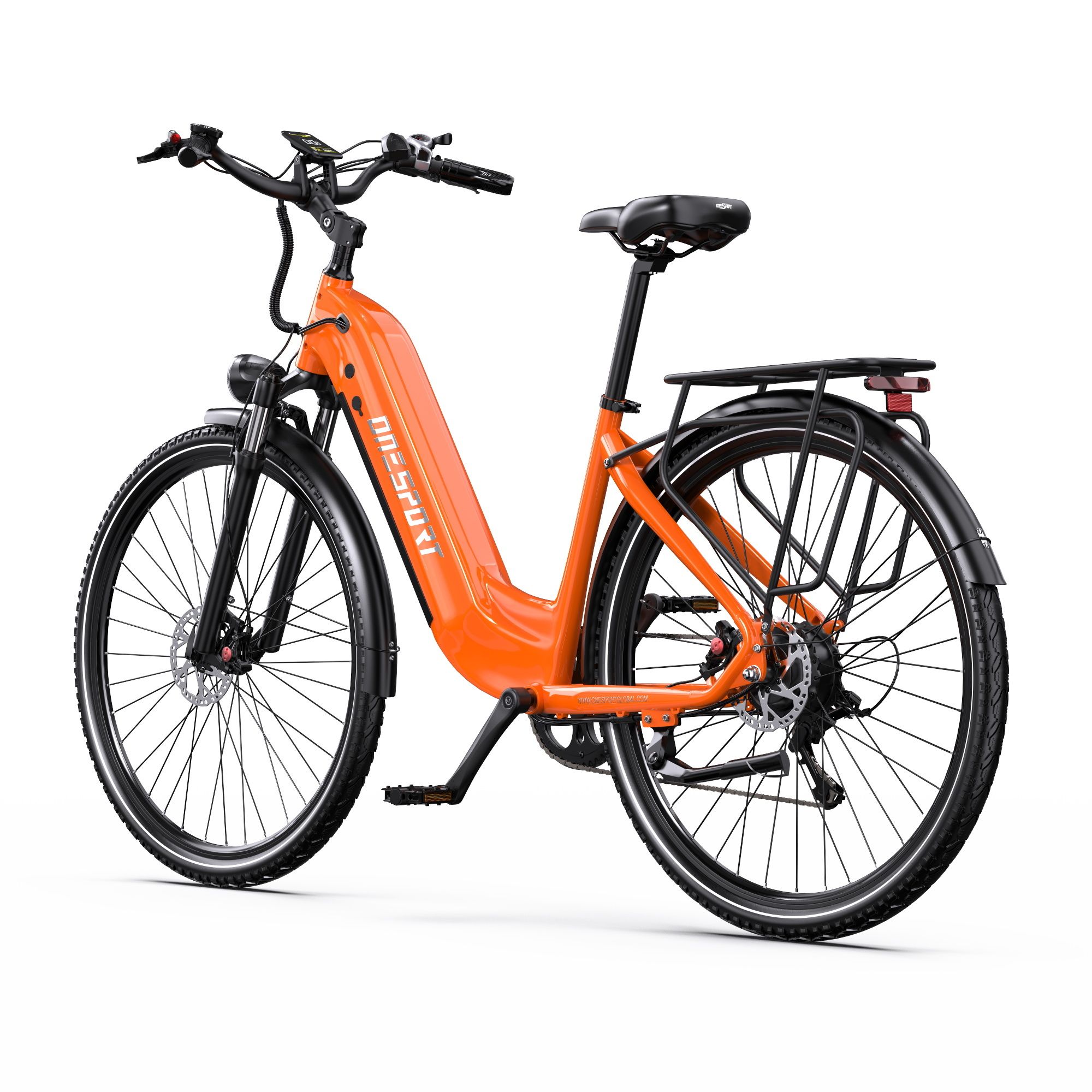 Orangefarbenes Elektrofahrrad mit schwarzen Reifen und Details. Gepäckträger hinten, Scheinwerfer vorne. Marke: Onesport.