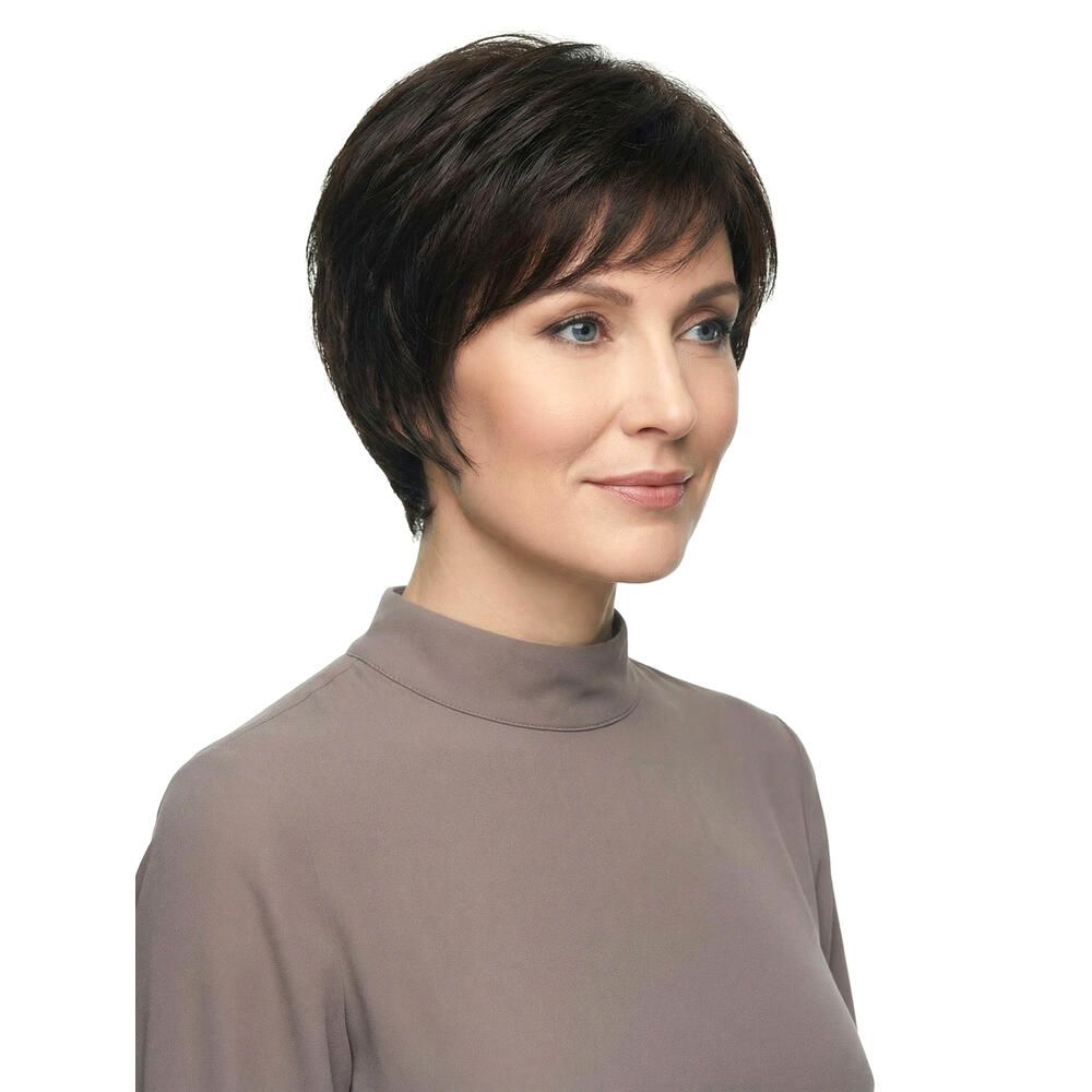 Kurzhaarperücke in Braun. Frau mit braunem Rollkragen. Seitenansicht.