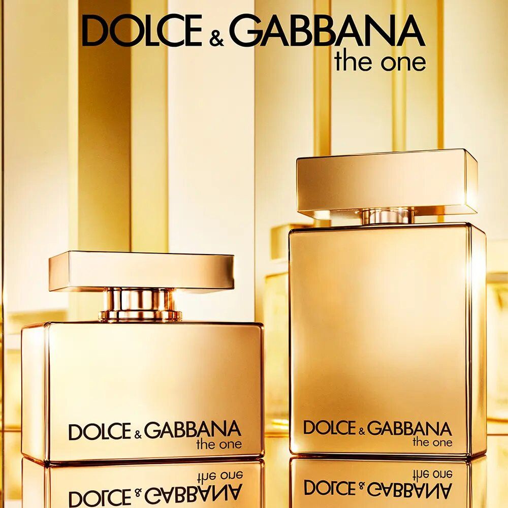 Zwei goldfarbene Flakons von Dolce & Gabbana The One. Aufschrift: DOLCE & GABBANA the one. Flakons stehen vor goldenem Hintergrund.