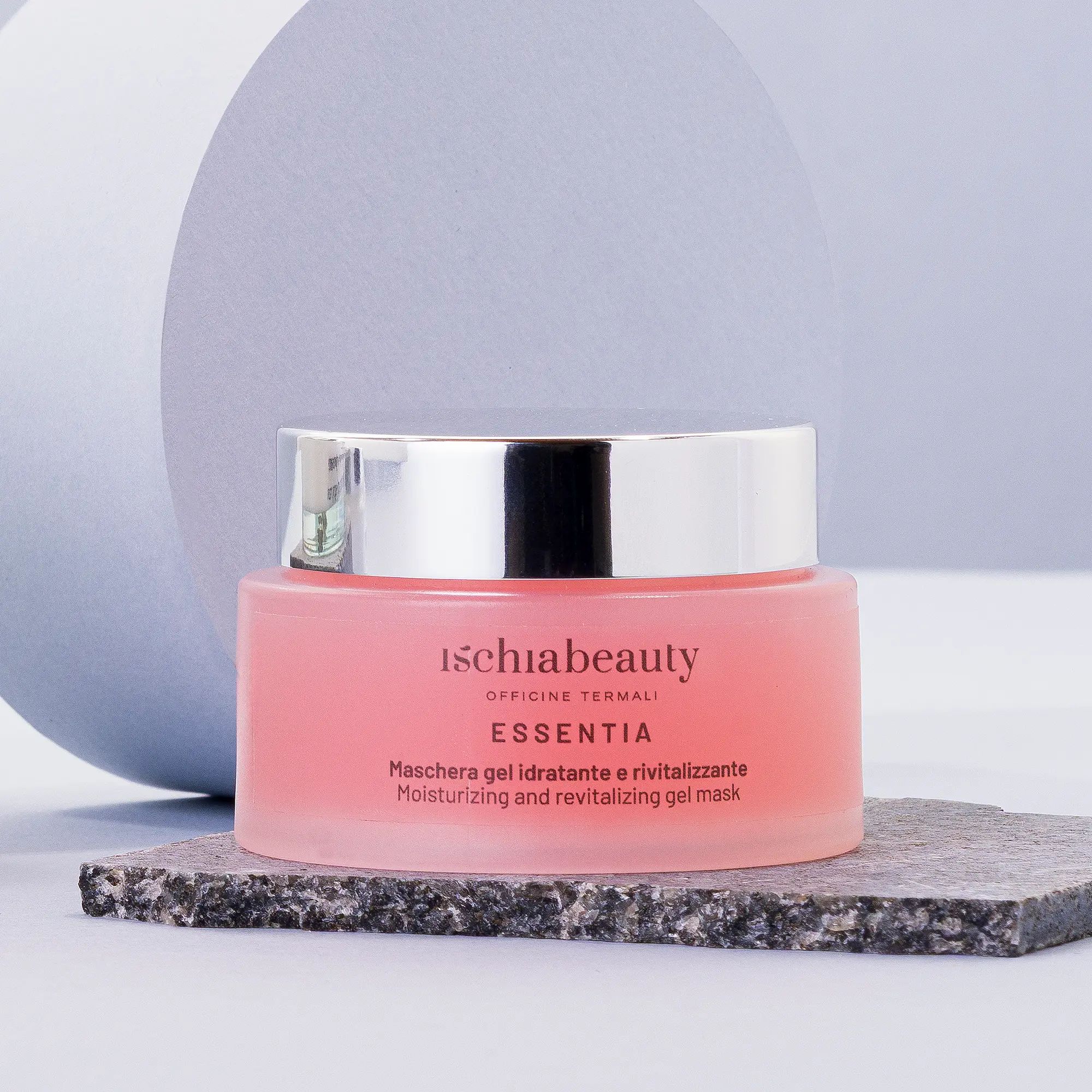 Rosa Creme in Glasbehälter mit silbernem Deckel. Aufschrift: ischiabeauty, ESSENTIA, Maschera gel idratante e rivitalizzante.