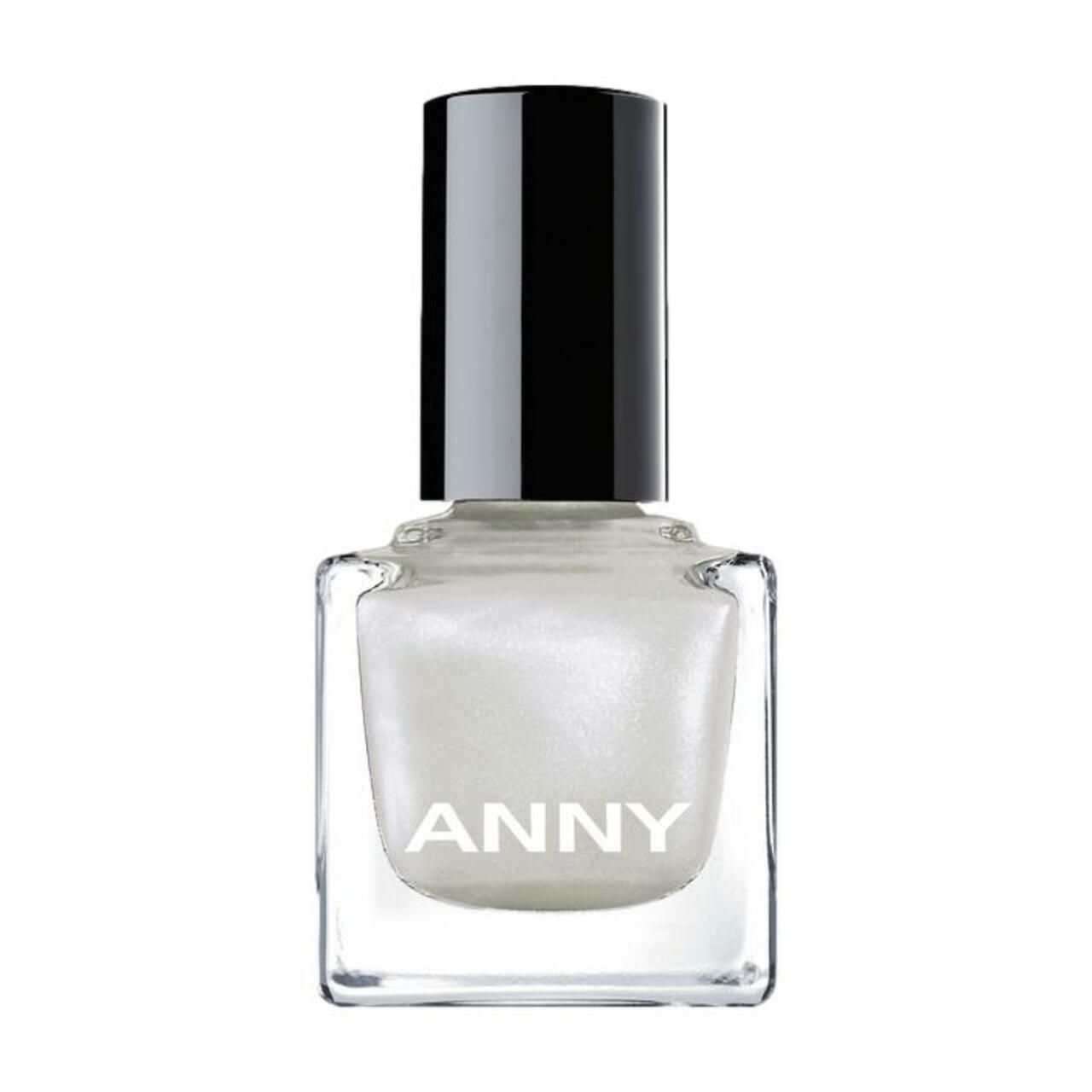 Nagellackflasche mit weißem Inhalt und schwarzem Deckel. Auf der Vorderseite steht "ANNY".