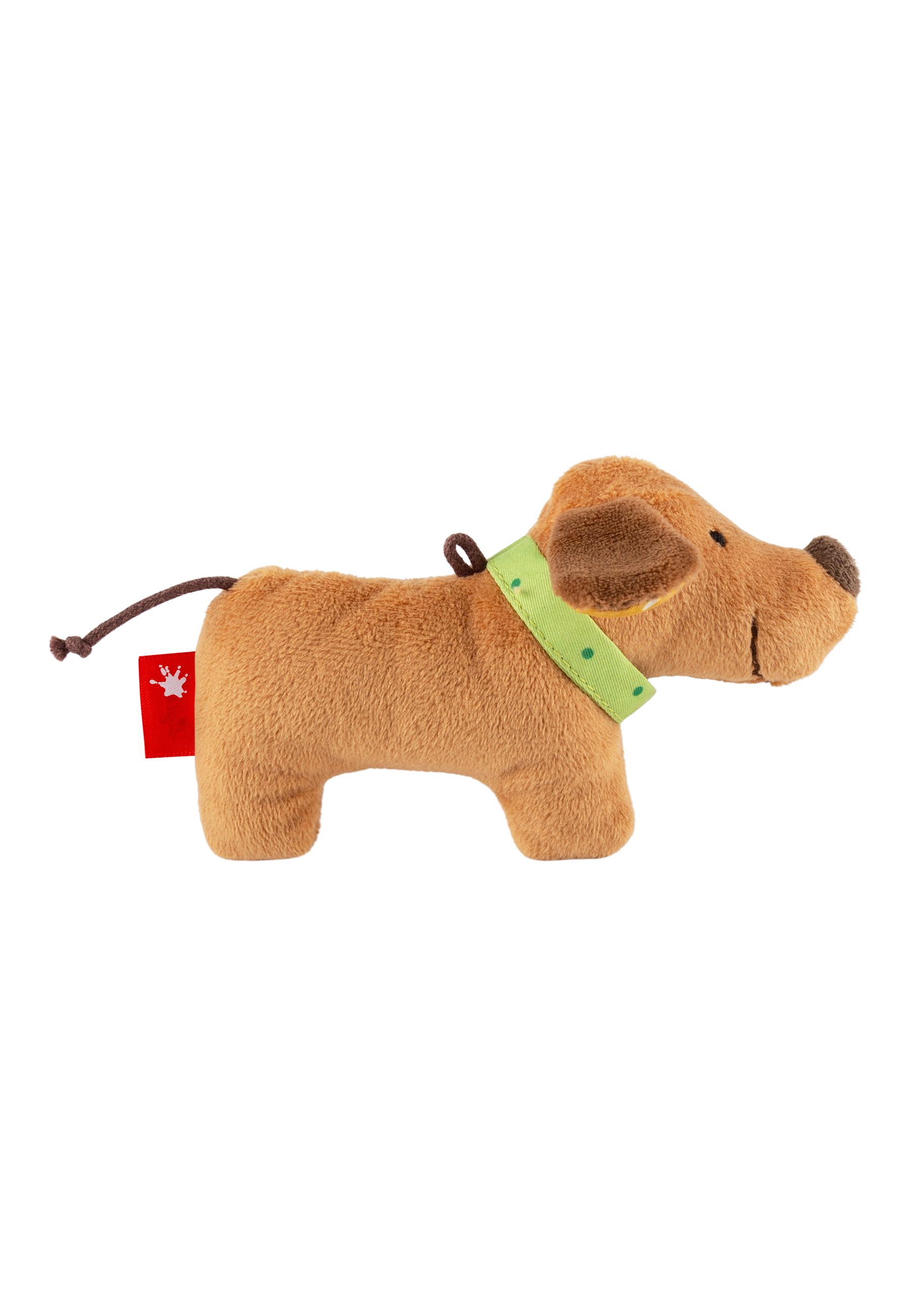 Brauner Stoffhund mit grünem Halsband. Roter Anhänger mit Sigikid-Logo. Ohren und Nase in Kontrastfarben.