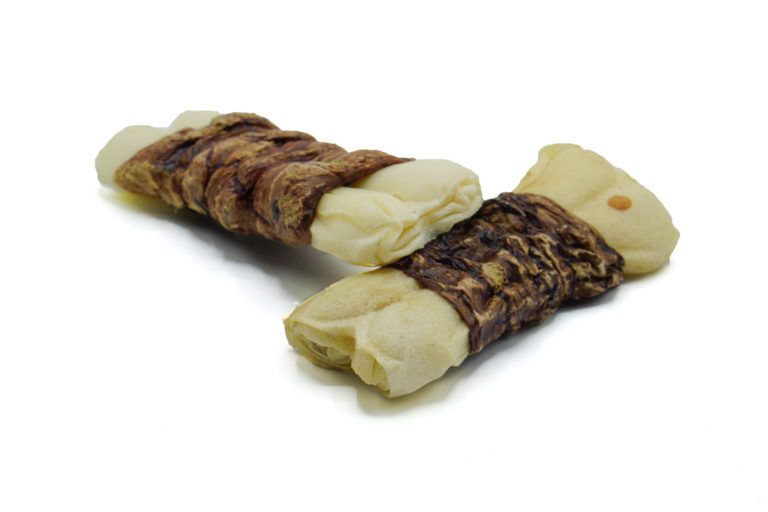 Zwei gepresste Rinderhautknochen mit Rinderlunge. Helle Knochenenden, umwickelt mit braunem Material.