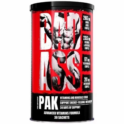 Zylindrische Dose mit rotem Hintergrund. Großes weißes "BAD ASS"-Logo. Schwarzer Deckel. Text: "PAK", "VITAMINS AND MINERALS STACK", "30 SACHETS".
