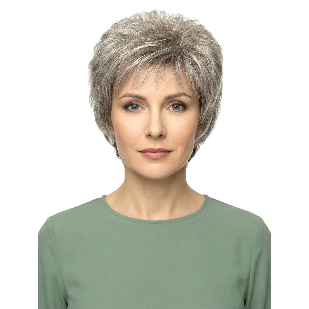 Kurzhaarperücke mit grauen Strähnen. Frontale Ansicht einer Frau mit grünem Oberteil.