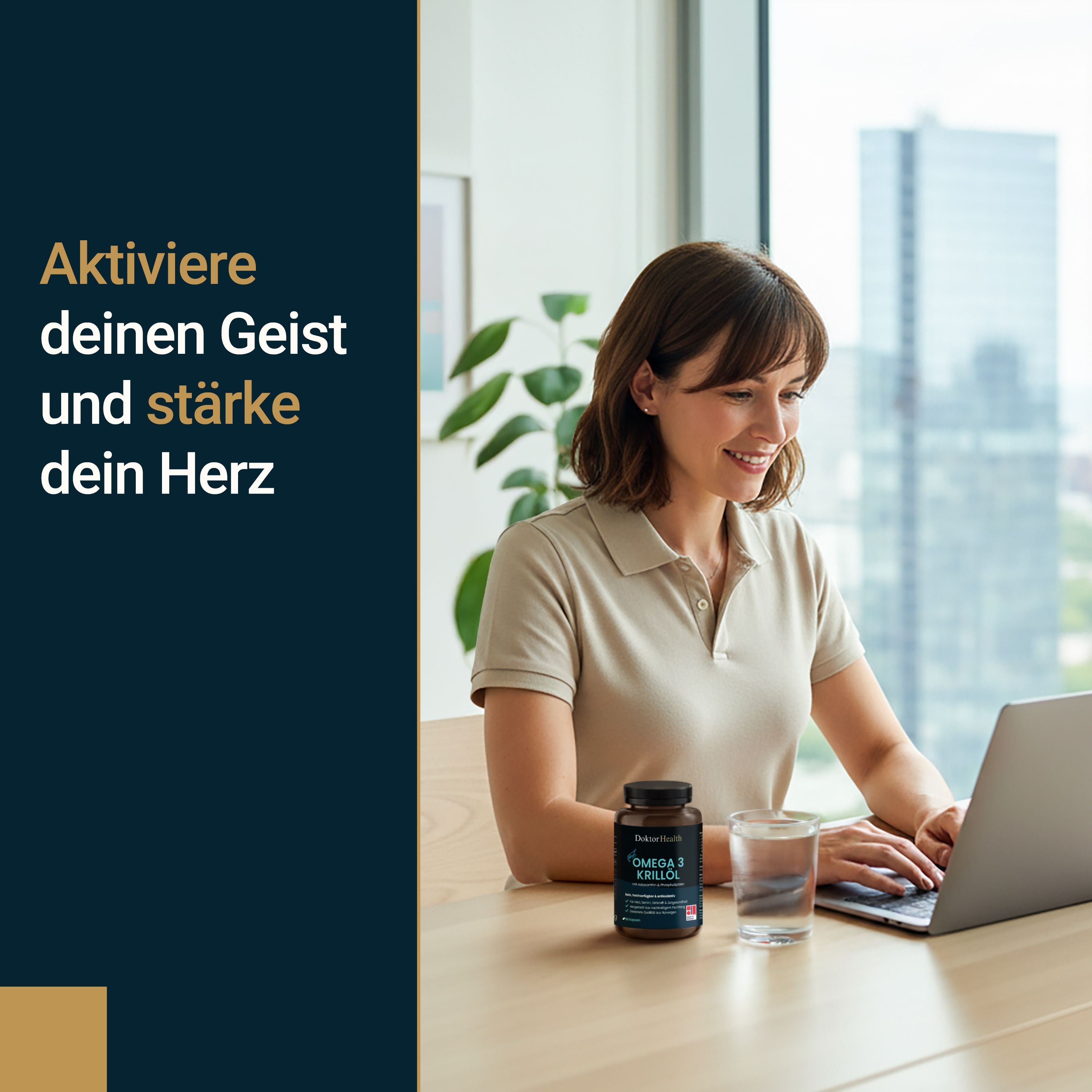 Frau sitzt an einem Tisch mit Laptop und Glas Wasser. Flasche mit Omega 3 Krillöl steht auf dem Tisch. Hintergrund: Bürofenster.