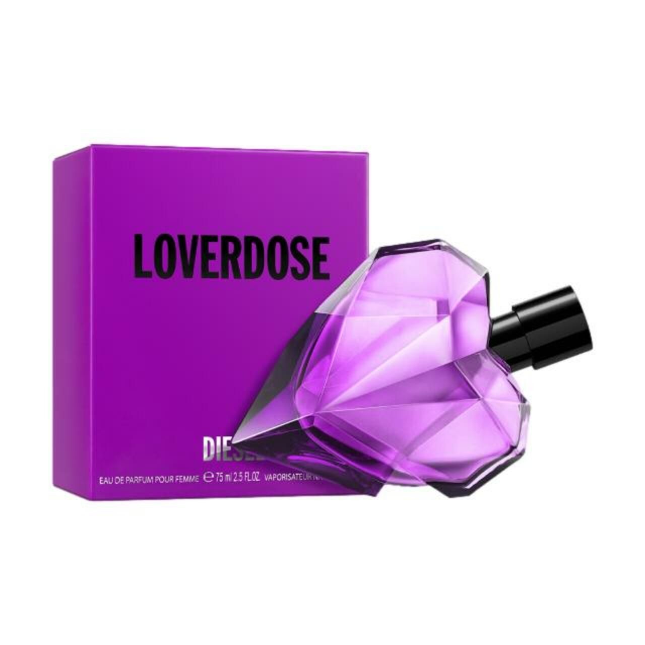 Violett-farbiger Flakon in Herzform und rechteckige Verpackung. Schwarzer Schriftzug LOVERDOSE und DIESEL.