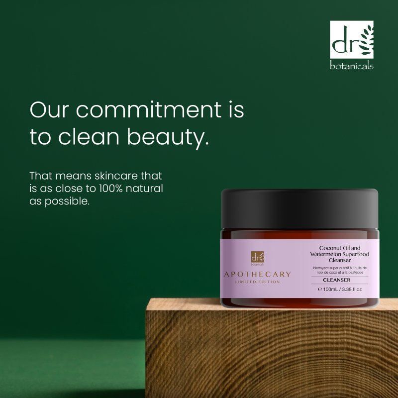 Dr. Botanicals Cleanser auf Holzblock, mit Text über saubere Schönheit.