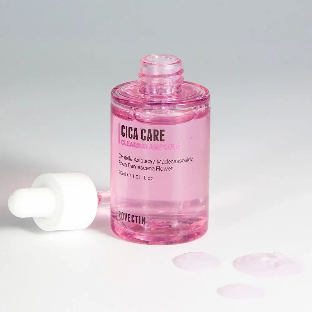 Geöffnete Serumflasche mit Pipette. Rosa Flüssigkeit und Tropfen. Aufschrift: Cica Care Clearing Ampoule. Marke: ROVECTIN.