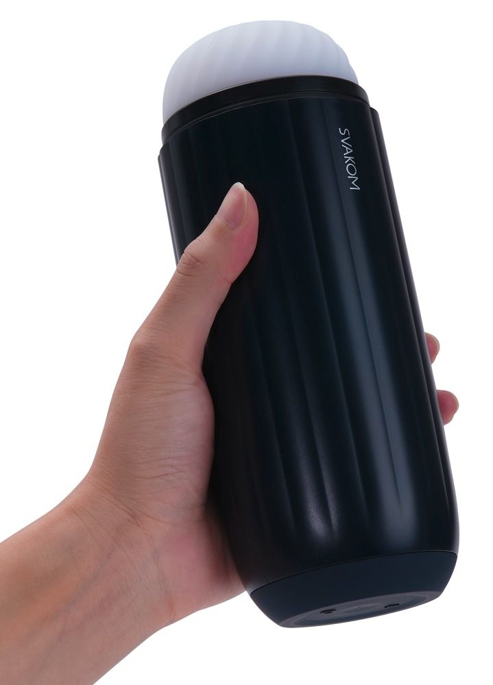 Dunkelblauer Masturbator mit geriffelter Oberfläche, gehalten von einer Hand.