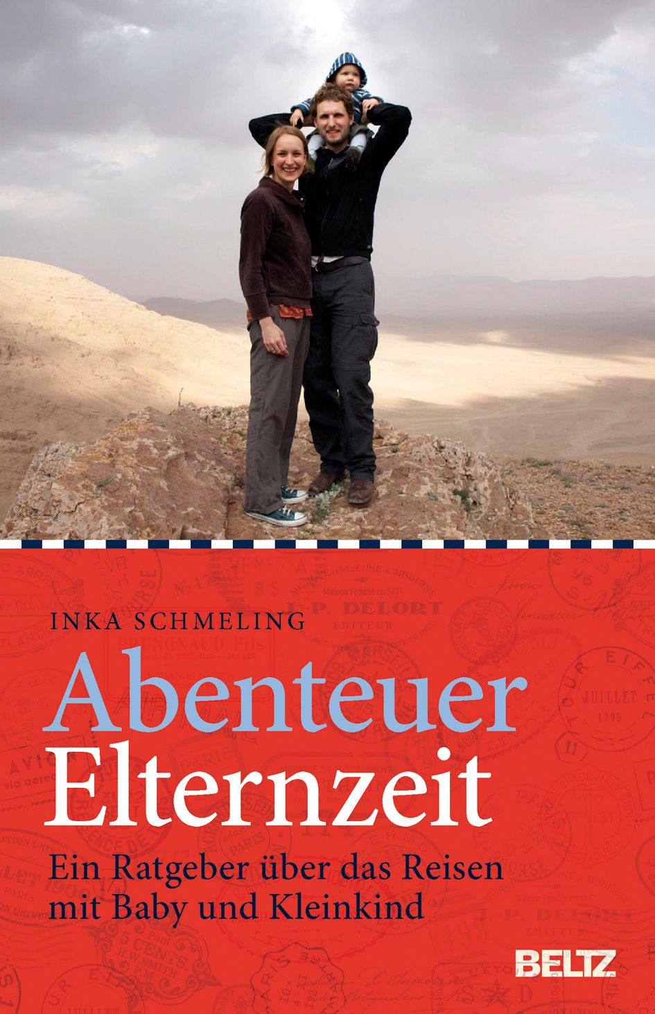 Buchcover mit Familie. Titel: Abenteuer Elternzeit. Autor: Inka Schmeling. Verlag: BELTZ. Roter Hintergrund mit Stempeln. Familie steht auf Felsen.