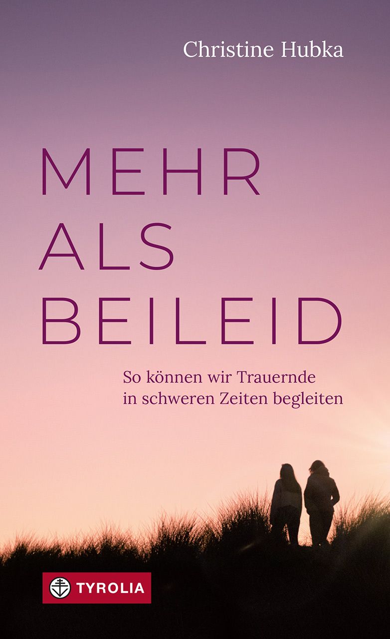 Buchcover mit Titel "Mehr als Beileid". Autorin Christine Hubka. Verlag Tyrolia. Zwei Personen vor Sonnenuntergang.