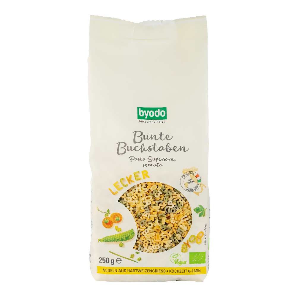 Verpackung mit bunten Buchstaben Nudeln. Marke Byodo. Enthält 250g. Mit Bio-Siegel und Vegan-Logo.