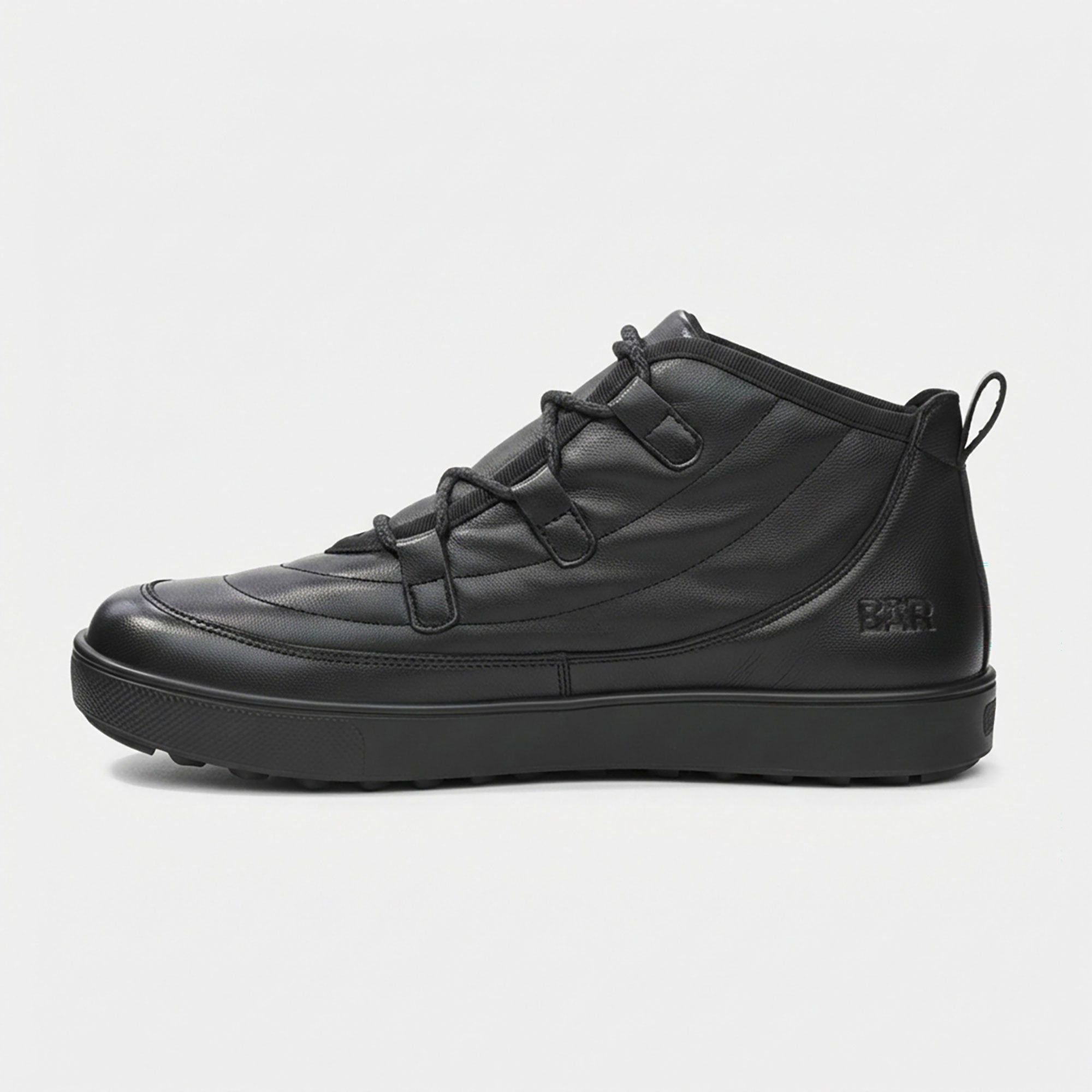 Schwarze Stiefelette mit Schnürung. Breite Passform. Leder. Seitlich Logo. Sohle und Obermaterial in Schwarz.