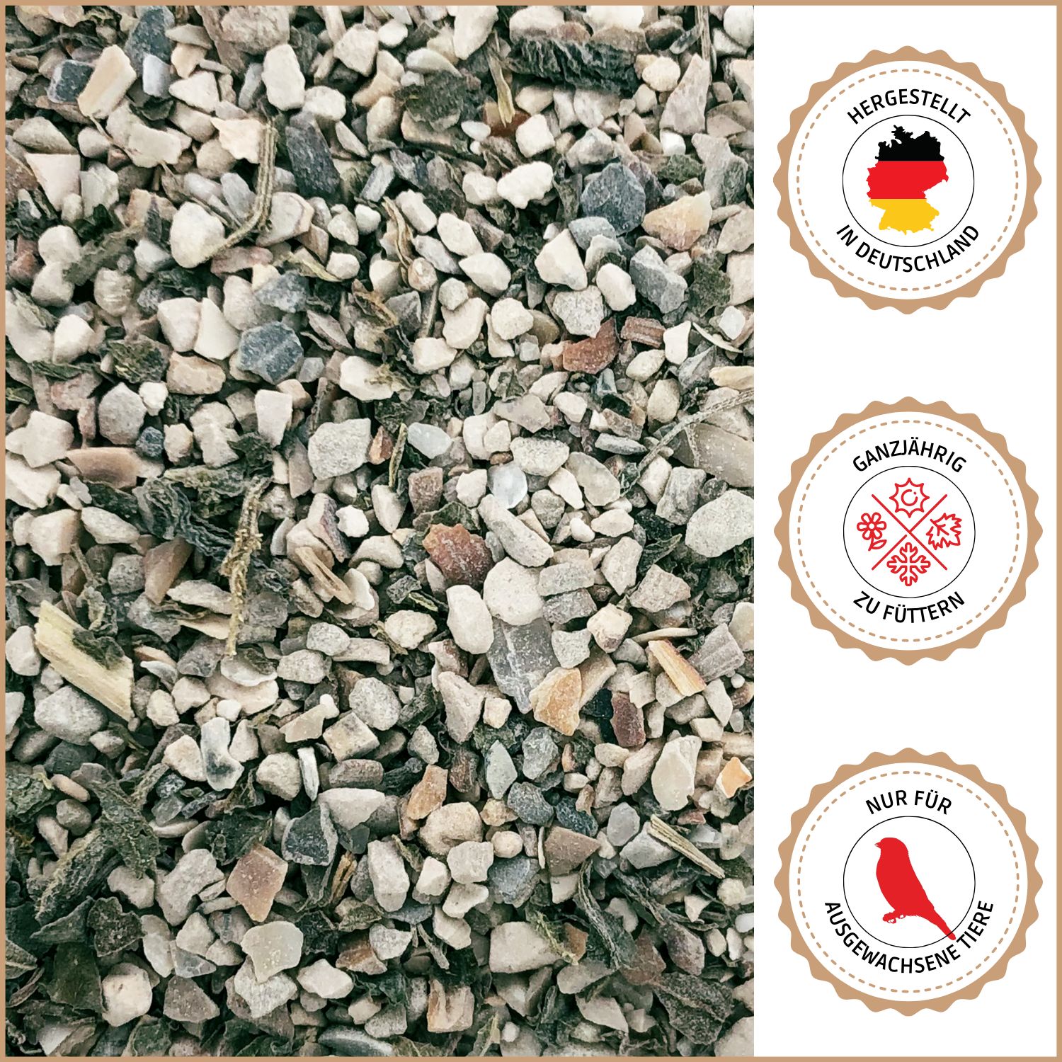Nahaufnahme von Vogelgrit. Drei Siegel: Hergestellt in Deutschland, Ganzjährig zu füttern, Nur für ausgewachsene Tiere.