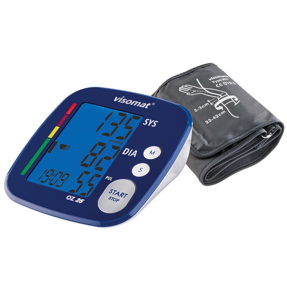 Blutdruckmessgerät visomat® OZ25 mit Manschette. Blaues Display mit Messwerten und Uhrzeit. Manschette grau, mit Größenangabe.