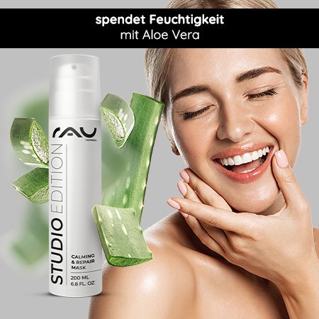 RAU Cosmetics Calming & Repair Mask mit Aloe Vera. Die Flasche ist weiß mit schwarzer Schrift. Der Text oben besagt: "spendet Feuchtigkeit mit Aloe Vera". Um die Flasche herum sind Aloe Vera Blätter.