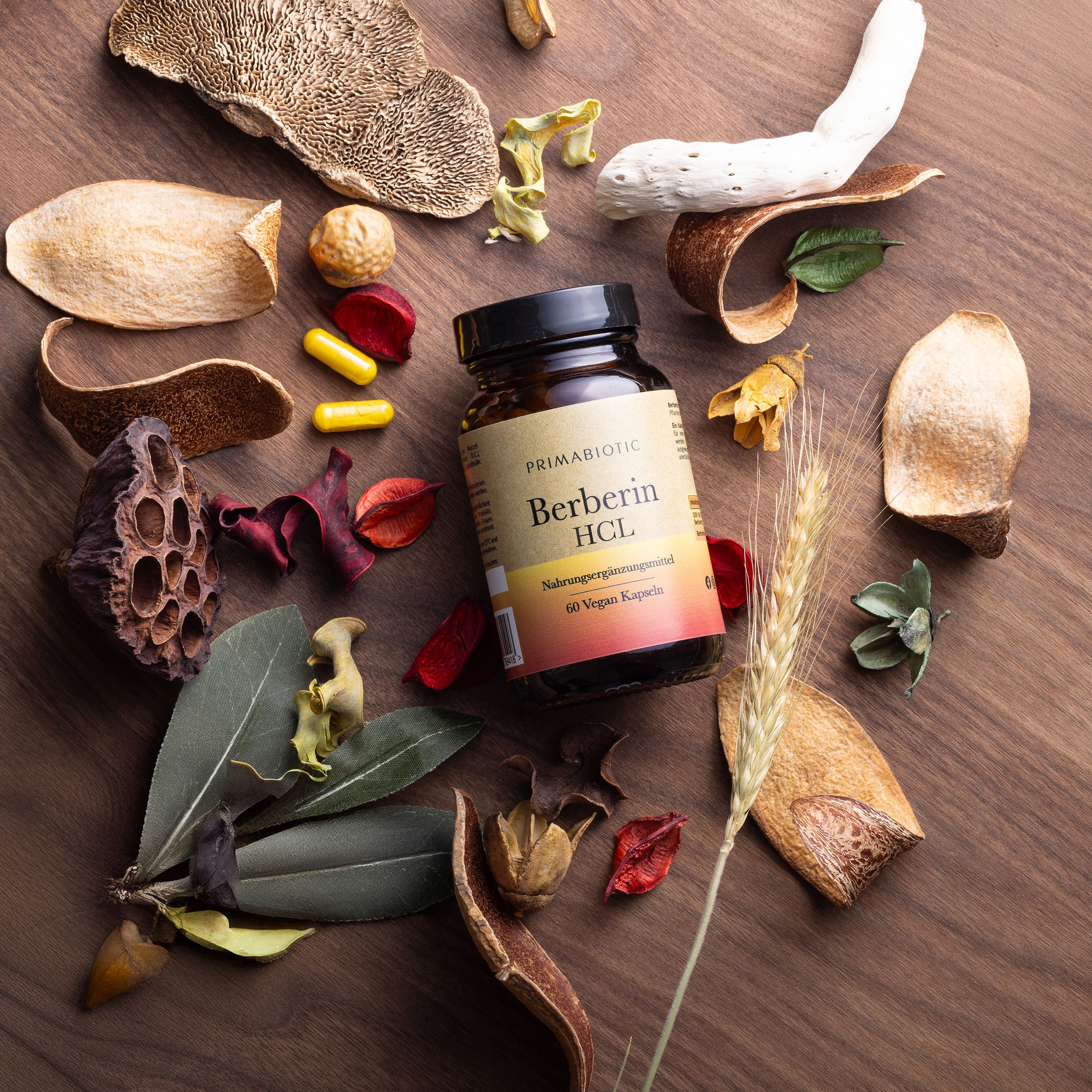 Braune Flasche mit schwarzem Deckel. Etikett mit "PRIMABIOTIC", "Berberin HCL", "60 Vegan Kapseln". Auf Holz.