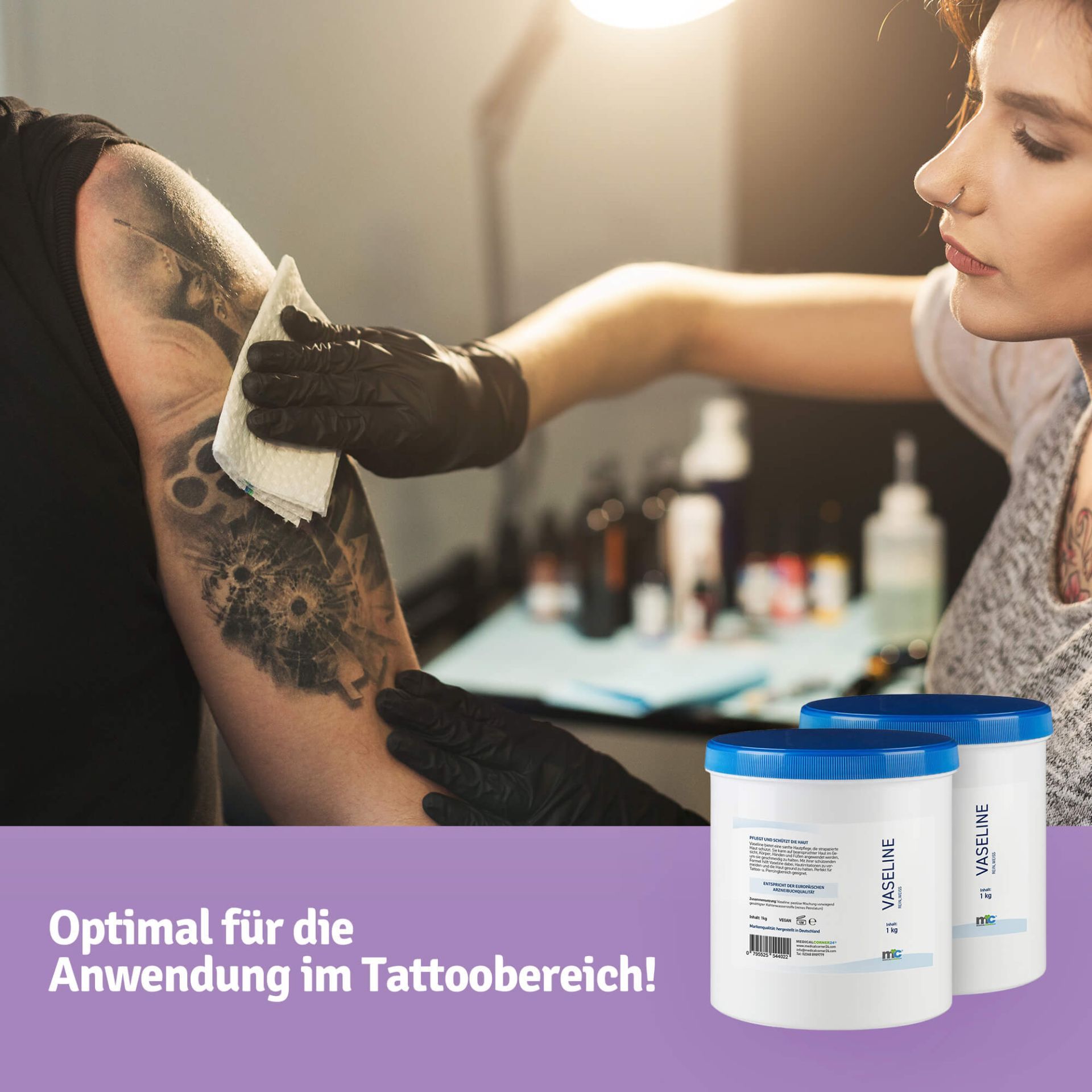 Zwei weiße Eimer mit blauem Deckel. Aufschrift: Vaseline. Person wischt Tattoo ab. Text: Optimal für die Anwendung im Tattoo-Bereich!