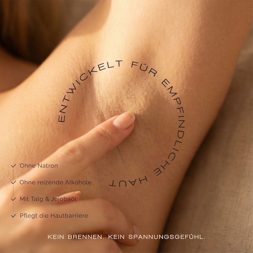 Nahaufnahme einer Hand, die einen Arm berührt. Text: Entwickelt für empfindliche Haut. Ohne Natron, ohne reizende Alkohole.