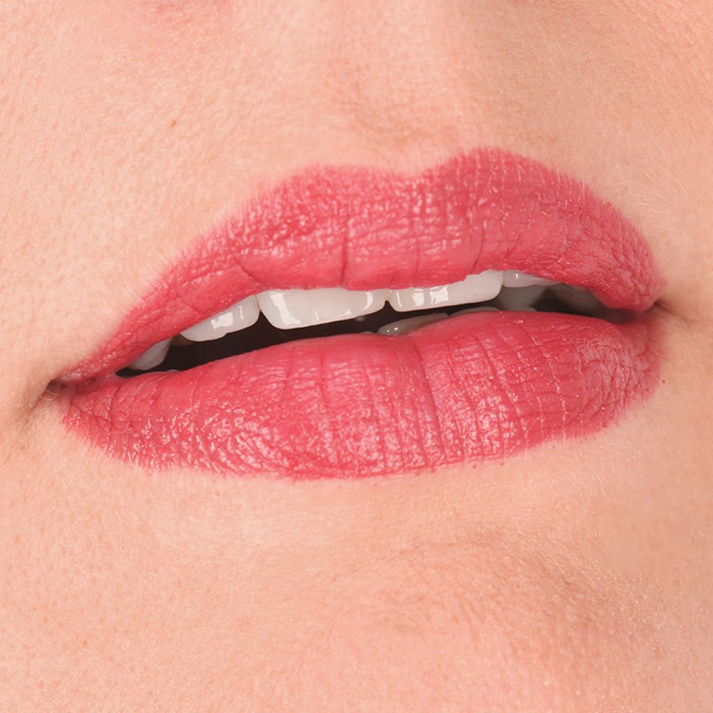 Nahaufnahme von geöffneten Lippen, bedeckt mit rosafarbenem Lippenstift.