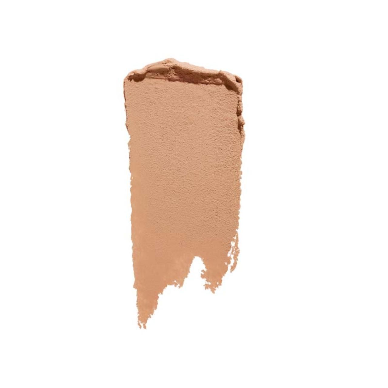 Heller, beiger Concealer-Abstrich auf weißem Hintergrund. Textur sichtbar.