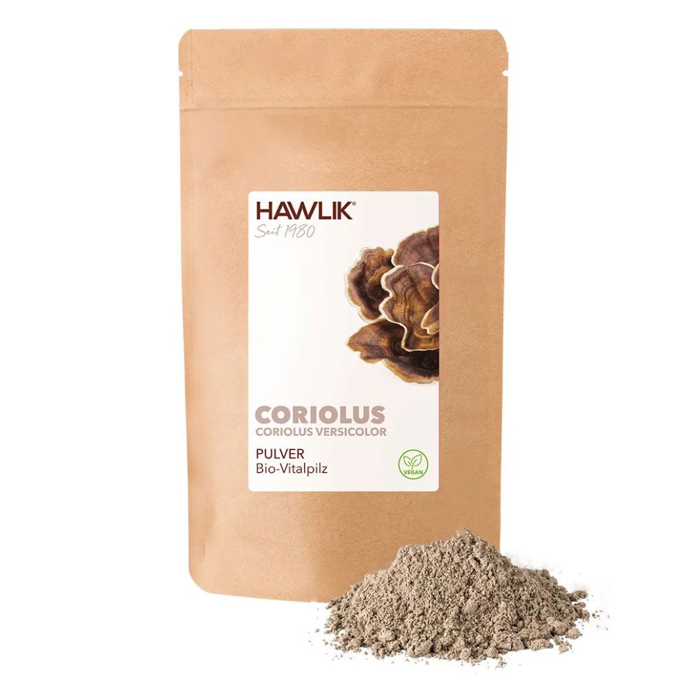 Beutel mit Produktetikett. Aufschrift: Hawlik, Coriolus Pulver, Bio-Vitalpilz. Daneben ein Haufen Pulver.