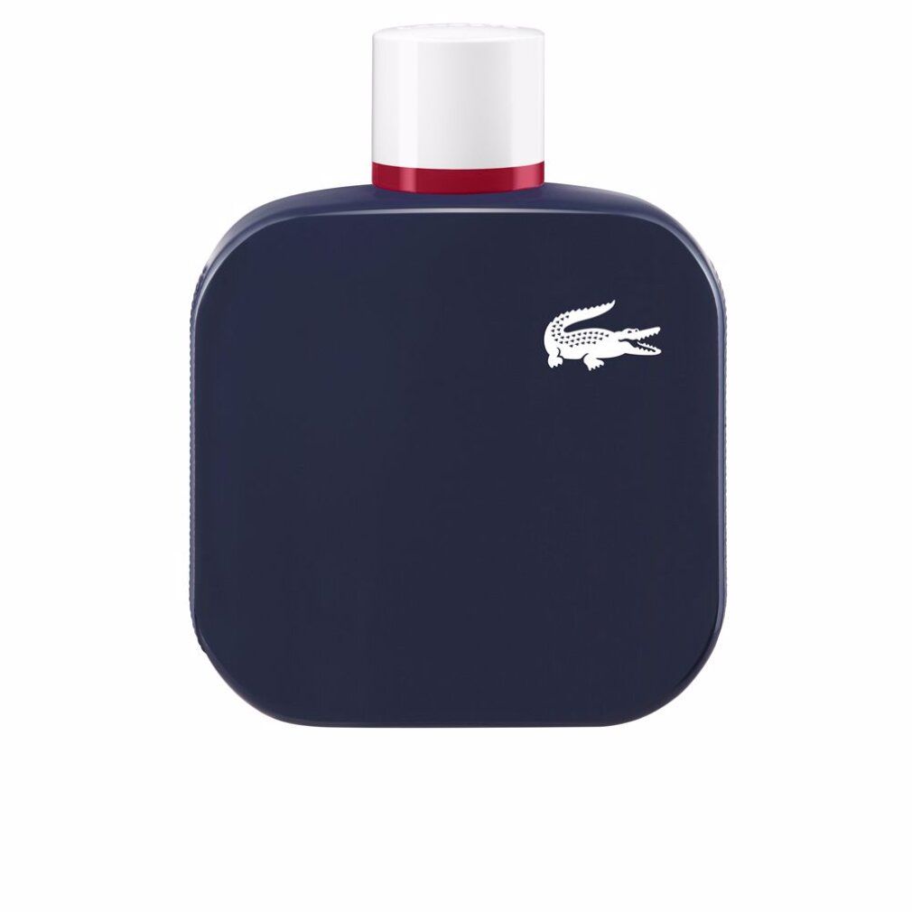 Dunkelblaue Flasche mit weißem Verschluss und rotem Ring. Weißes Krokodil-Logo. Quadratische Form mit abgerundeten Ecken.
