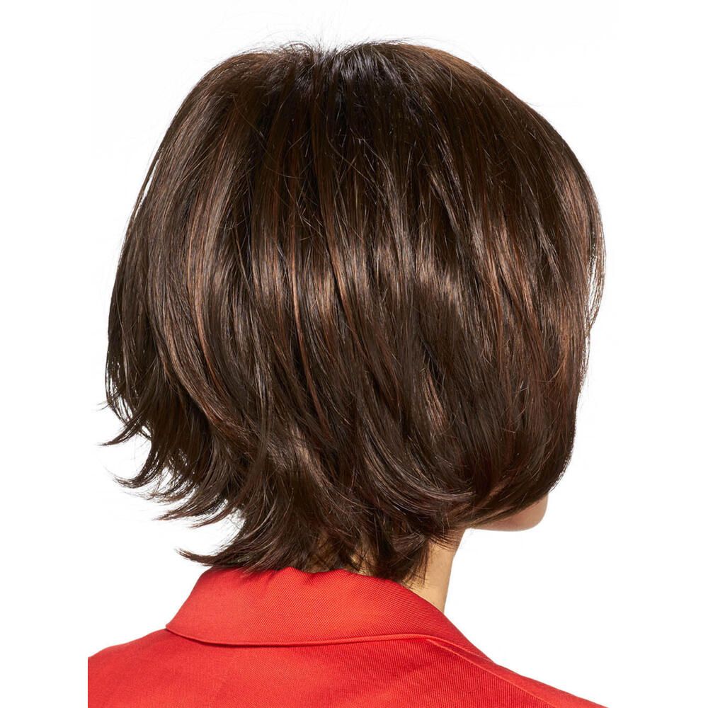 Perücke Maren von trendhair. Braune Kunsthaarperücke. Frau trägt rote Bluse. Rückansicht.