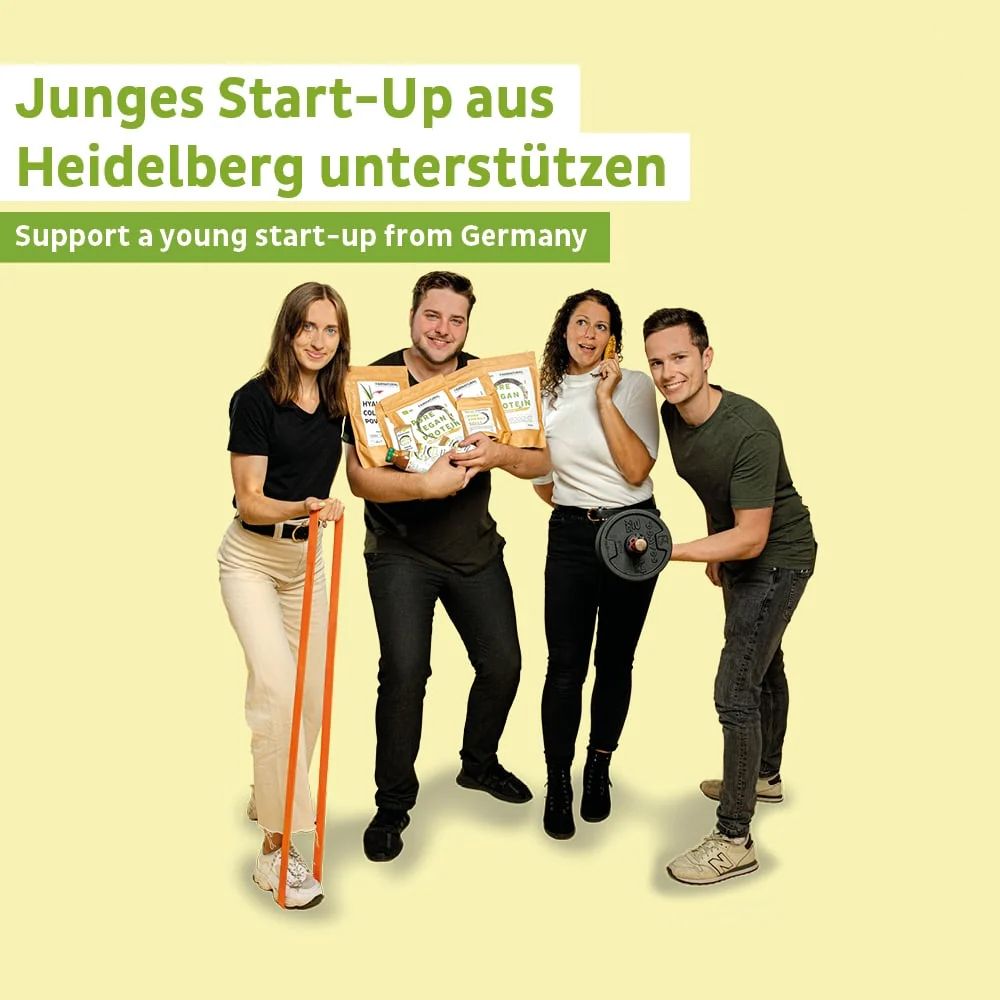 Vier Personen mit FAIRNATURAL Kreatin Pulver Packungen und Fitnessgeräten.